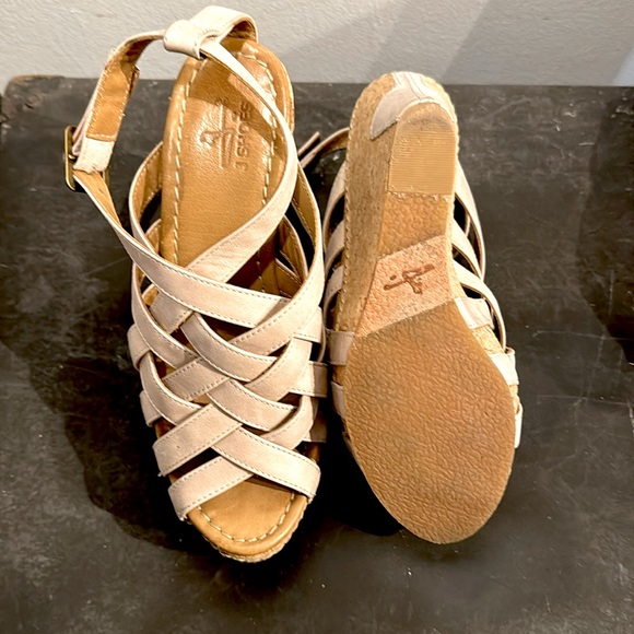 J shoe’s 'Celie' leather Ankle-Strap Platform Sandals in Neutral. size 38 /7 - Picture 7 of 7